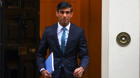 El ministro de Economía, Rishi Sunak, a su salida de Downing Street