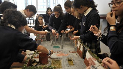 Imagen de archivo de estudiantes de la Grande Obra de Atocha (A Coruña) trabajando en un proyecto sobre Roma y el agua