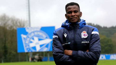 Uche Agbo posa tras un entrenamiento en la ciudad deportiva de Abegondo