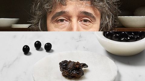 Diego Guerrero. Aceituna negra y coliflor. Con un praliné de aceituna, caviar y coliflor, Diego nos deleita con esta composición.