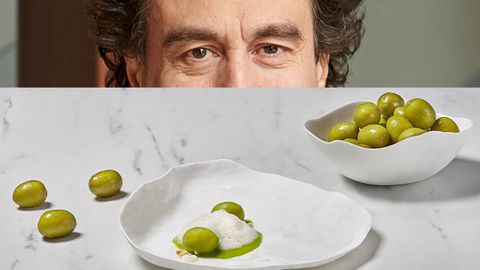 Pepe Rodríguez. Gazpacho de aceituna Cacereña, sopa de hierbas y almendras. El mediático chef mezcla el gazpacho con un ajoblanco y otras elaboraciones con raíces castellanas.