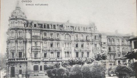 El Banco Asturiano en la plaza de Porlier de Oviedo, obra del arquitecto y urbanista Juan Miguel de la Guardia