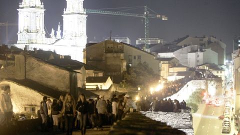 San Froilán del 2007, el adarve de la Muralla convertido en un gran botellón