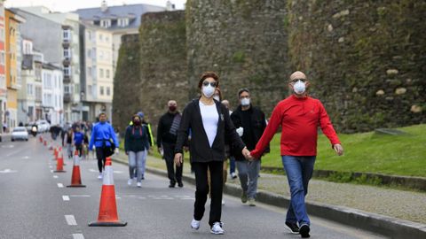Mayo del 2020, los lucenses pasen junto a la Muralla al comenzar la desescalada por el covid-19