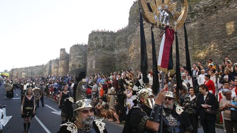 Miles de personas participan y ven el gran desfile del Arde Lucus del 2015 alrededor de la Muralla