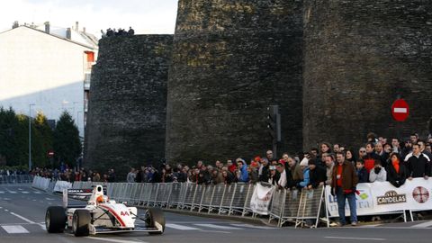 El piloto Alonso Liste con su Fórmula 2 por la Muralla el 13 de diciembre del 2009