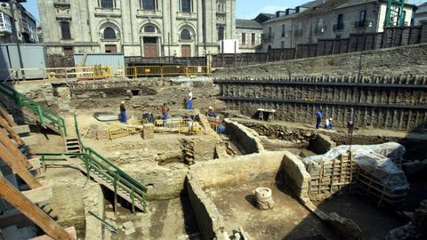 En abril del 2000 comenzó la exvacación en el solar del Vicerreitorado, donde años después apareció el Mitreo y una domus pegada a los cimientos de la Muralla