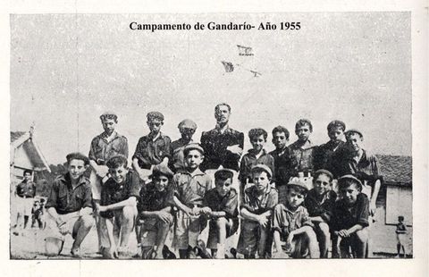 Niños de Cee, en un campamento en Gandarío, con Galán.