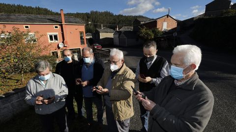 Vecinos de Caxoto, en Ourol, denunciaron a La Voz días atrás la falta de cobertura móvil en el núcleo