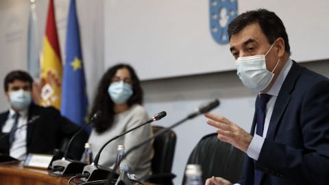 El conselleiro de Educación, Román Rodriguez, compareció ante la comisión de Economía