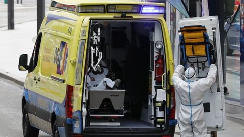 Imagen de archivo de una ambulancia del 061 en el traslado de un paciente en A Mariña