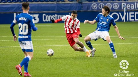 Leschuk disputa un balón ante Costa