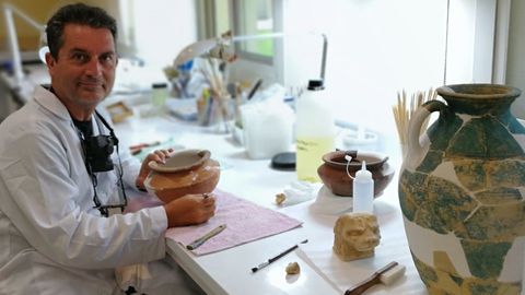 Miguel Ángel Villanueva, trabajando en su laboratorio del emirato de Sharjah