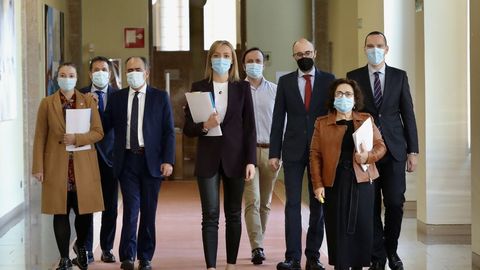La conselleira Fabiola García llegando con su equipo a la comisión de presupuestos