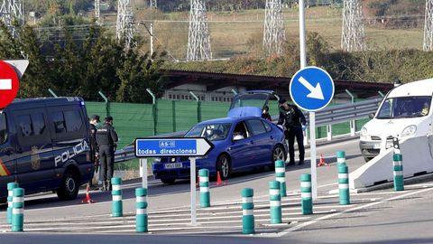 Vista de un control de la Polica Nacional a la entrada de Oviedo