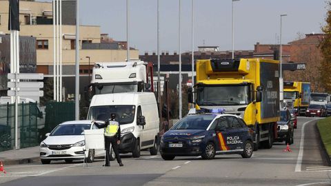 Vista de un control de la Polica Local de Gijn a la entrada de esta ciudad que se encuentra con cierre perimetral