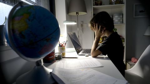 Un nio estudia en casa con su ordenador durante los meses de confinamiento