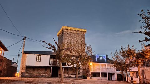 La torre de O Bolo iluminada