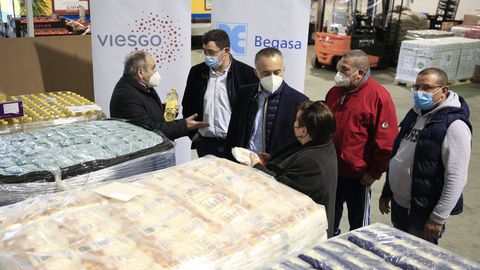 Directivos de Viesgo y Begasa con la presidenta del Banco de Alimentos de Lugo, Amadora Núlñez