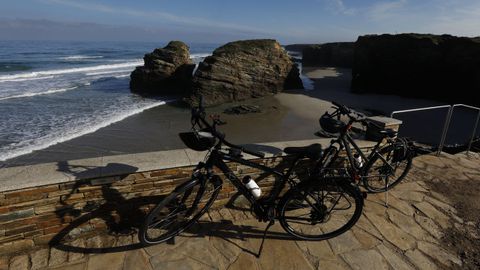 La playa de As Catedrais este martes, donde no hay ningún control ni vigilancia