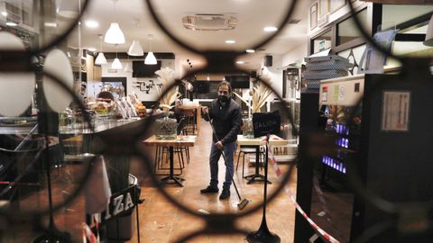 Preparativos en la cafetería Niza, en Ourense, ante una posible reapertura