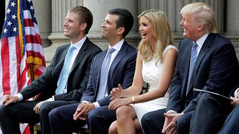 Trump con sus tres hijos mayores, durante un acto en el 2014