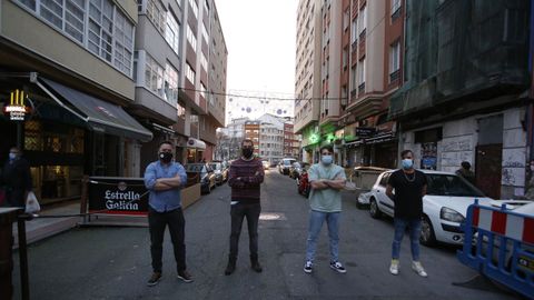 Jorge Vares, Jorge Rilo, Adrián Montes e Iván Guintín son hosteleros en la calle San Juan. Volverán al trabajo el viernes, pero piden que se agilice el proceso para recibir las ayudas prometidas, tanto de la Xunta como del Ayuntamiento