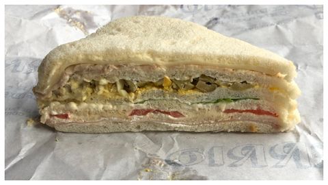 Uno de los sándwiches de tres pisos de la confitería Ferrio