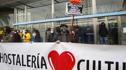 Los hosteleros se concentraron frente al Edificio Administrativo de la Xunta, en Monelos