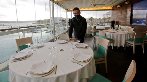 Ángel Quintáns ultimando los detalles para la reapertura de su restaurante