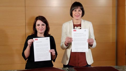 La portavoz socialista, Adriana Lastra, y la portavoz nacional del Bloque, Ana Pontón, el 3 de enero, con el acuerdo para votar a favor de la investidura de Pedro Sánchez