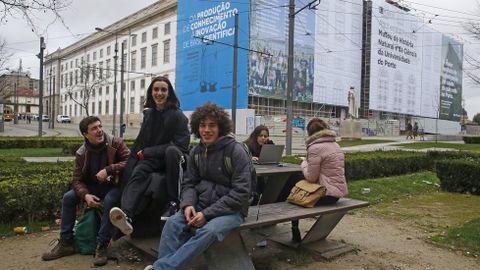 Jóvenes portugueses ante un instituto de secundaria