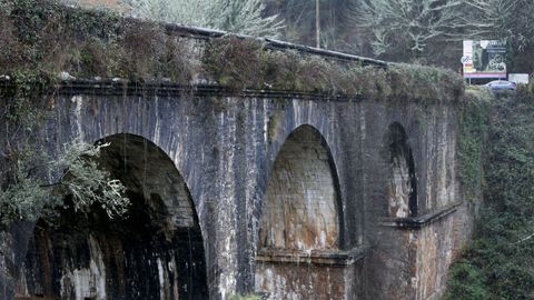 Ponte de Cruzul (Becerreá). Camino Real. Tiene una longitud de 93 metros, una altura de 29, y un ancho de calzada de 8. Es la primera infraestructura de la ingeniería civil moderna (XVIII) y usada como N-VI.
