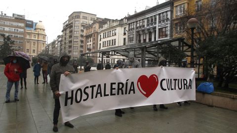 Hosteleros se concentran para reclamar la suspensión del cobro de la cuota de autónomos