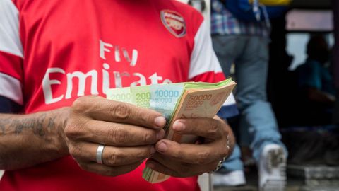 Un hombre manipula billetes de 50.000, 20.000 y 10.000 bolívares