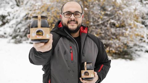 Amable muestra el producto que hacen sus abejas en la Serra do Xurés