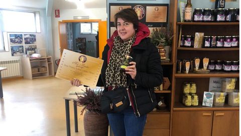 Isabel, que tiene las colmenas en Piornedo, muestra su producto
