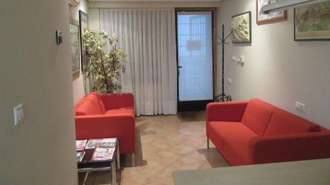 Interior de un local comercial convertido en vivienda