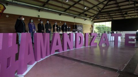 Un momento de la inauguración oficial de la 40 Feira do Viño de Amandi, con el lema amandízate en primer plano