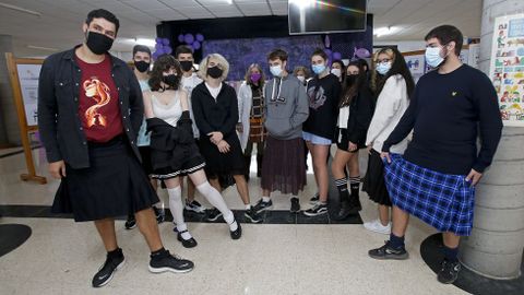 Alumnos del IES Johan Carballeira (Bueu) acudieron al centro con falda tras una polémica en Bilbao por un joven que llevaba esta prenda a clase. Este centro gallego tiene 10 contratos programa, entre ellos el de Iguala-T sobre la educación en igualdad