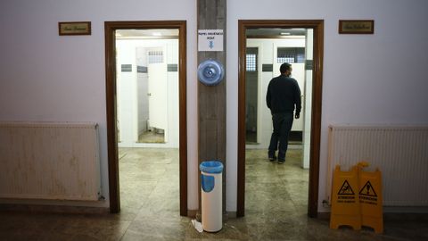 Los aseos de la estación de buses de Viveiro sin las puertas exteriores llaman la atención de los usuarios