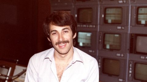 El periodista Alan Weiss en 1980 cuando trabajaba en Nueva York en el departamento de producción del canal de noticias local ABC7