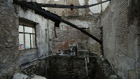 En la imagen tomada este 8 de diciembre aún se observan vestigios calcinados del incendio de este verano