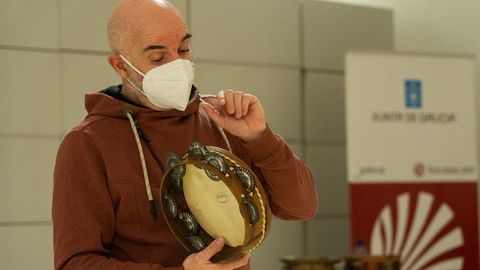 Xabier Díaz ofreceu un obradoiro de pandeireta na Cidade da Cultura