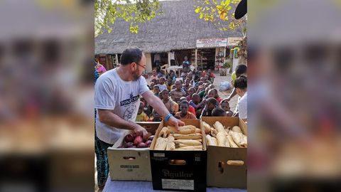 Reparto de alimentos de Hospitaleros Sin Fronteras