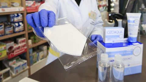 Mascarillas en venta en una farmacia de Lugo la pasada primavera