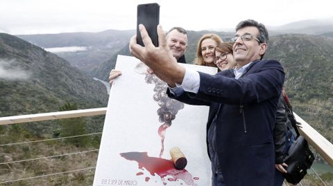 El alcalde de Sober, Luis Fernández Guitián, en la presentación en el mirador de Santiorxo del cartel de la Feira do Viño de Amandi del 2015