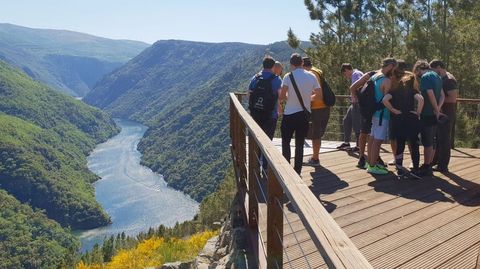 Turistas en el mirador de Santiorxo