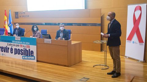 Luis Margusino, jefe de sección del servicio de Farmacia del Chuac, recogiendo el primer premio de los Premios de Investigación sobre VIH e/ou outras infeccións de trasmisión sexual 2020.Luis Margusino, jefe de sección del servicio de Farmacia del Chuac, recogiendo el premio