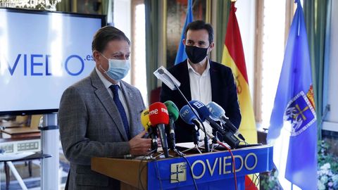 El alcalde de Oviedo, Alfredo Canteli, y el concejal de Economía, Javier Cuesta